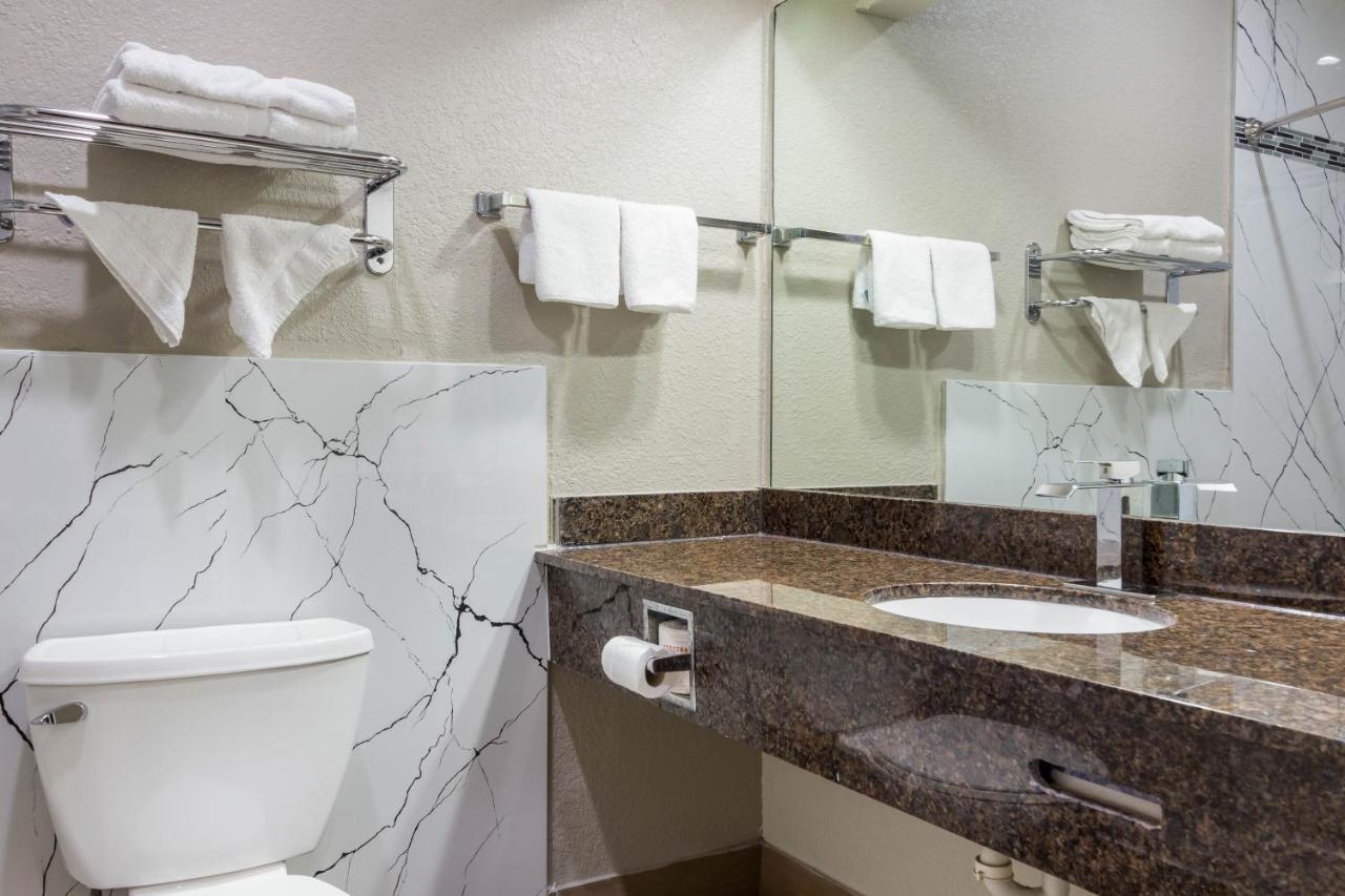 Scottish Inn And Suites Бейтаун Экстерьер фото
